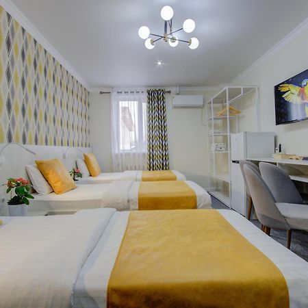 Viva Hotel Bishkek Esterno foto