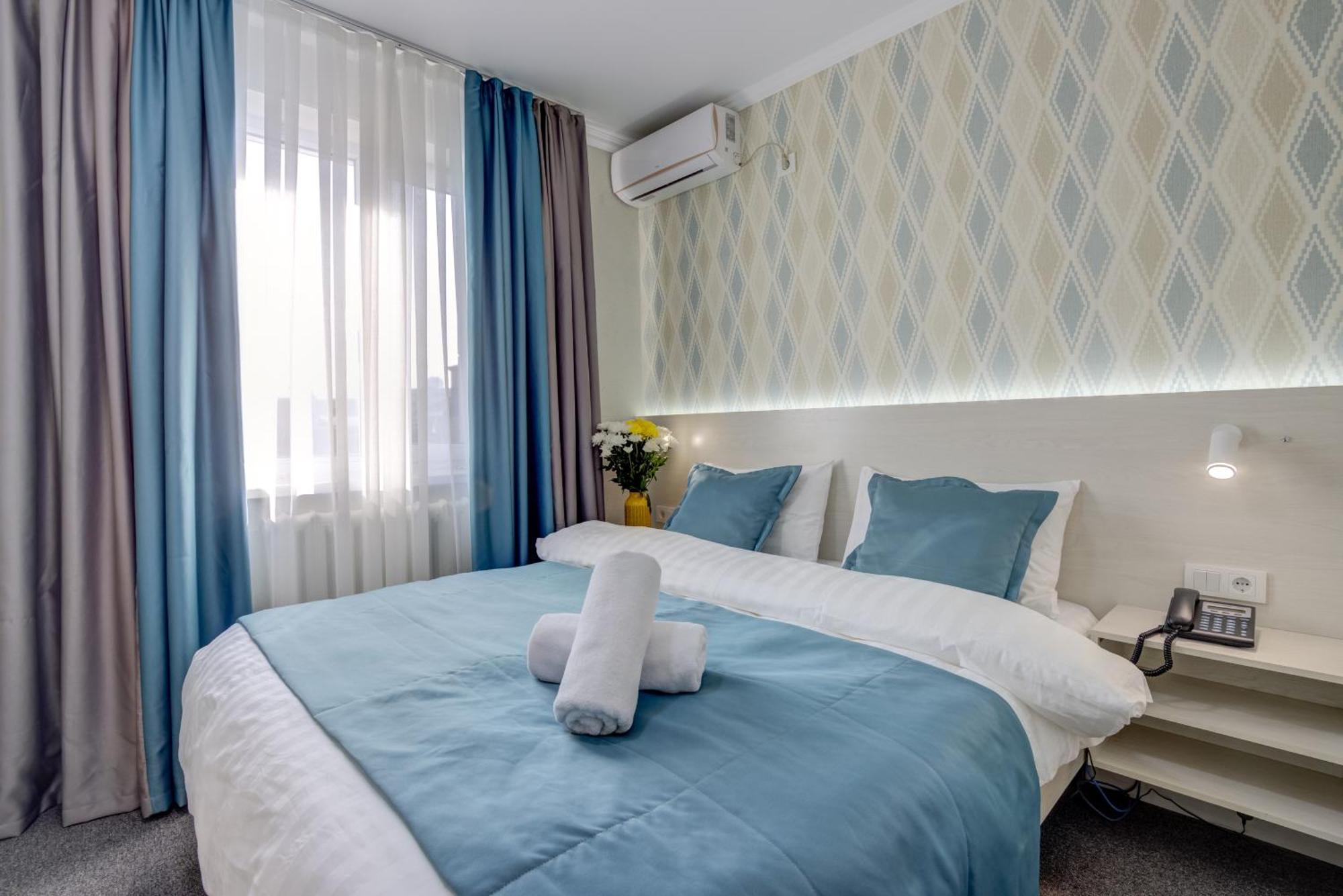 Viva Hotel Bishkek Esterno foto
