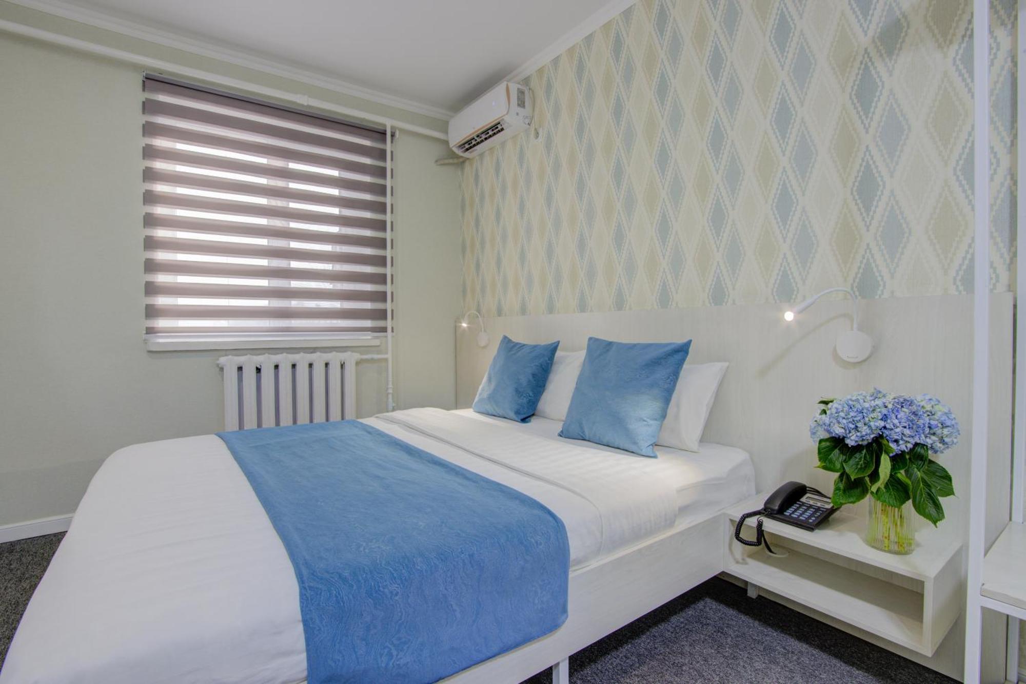 Viva Hotel Bishkek Esterno foto