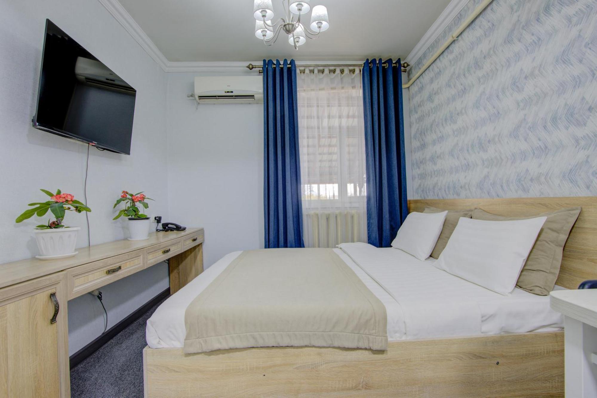 Viva Hotel Bishkek Esterno foto