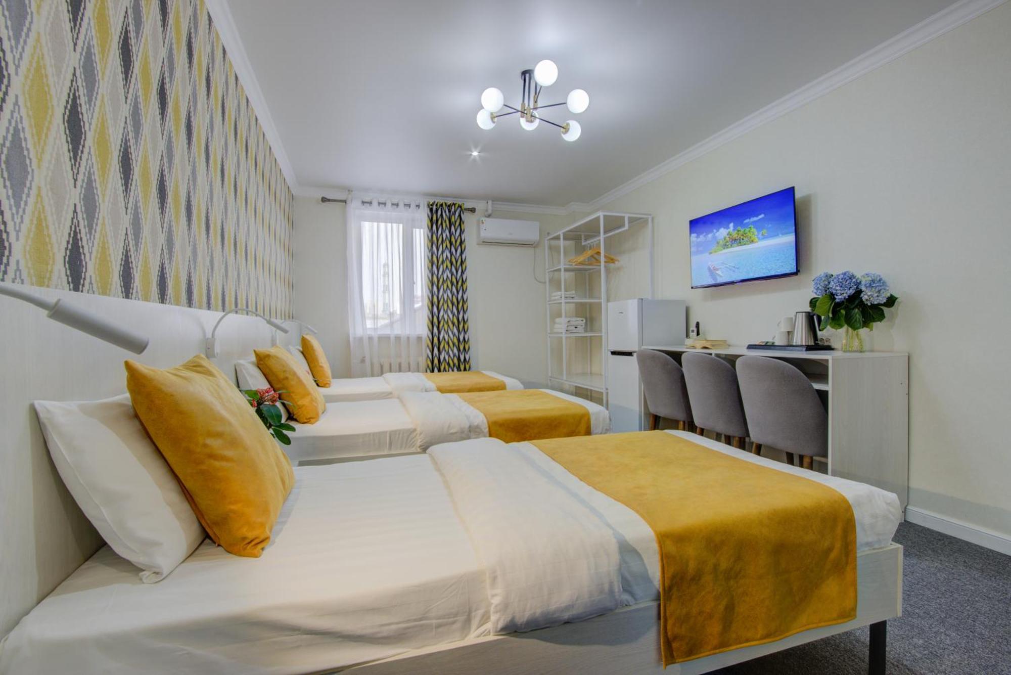 Viva Hotel Bishkek Esterno foto