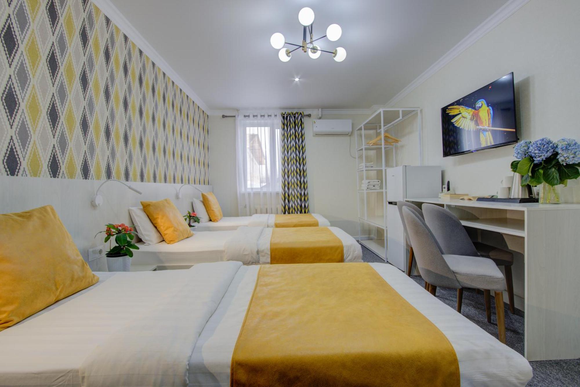 Viva Hotel Bishkek Esterno foto
