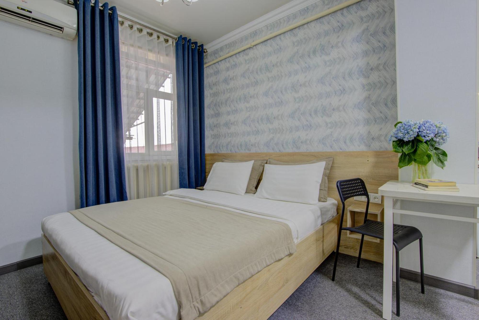 Viva Hotel Bishkek Esterno foto