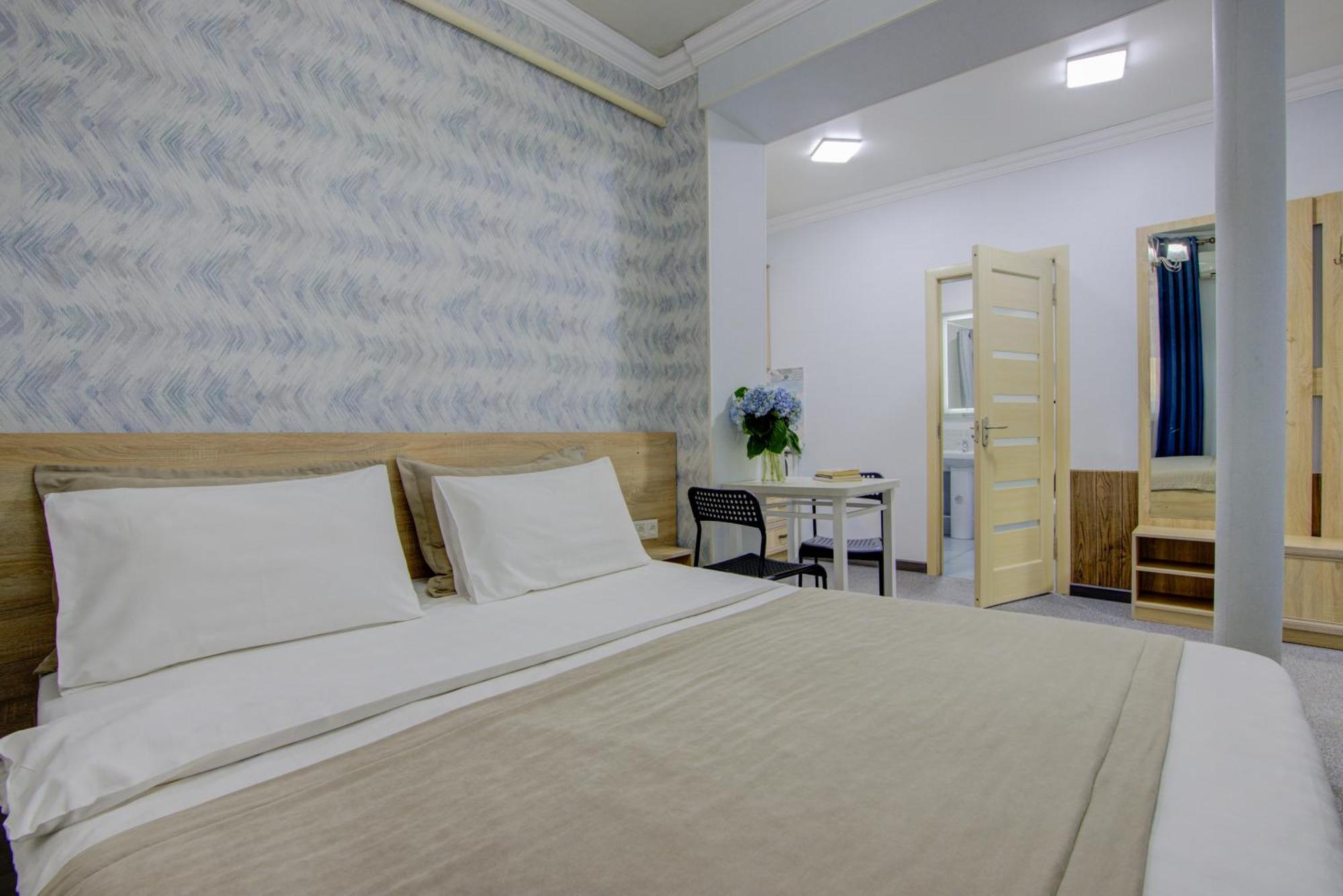 Viva Hotel Bishkek Esterno foto